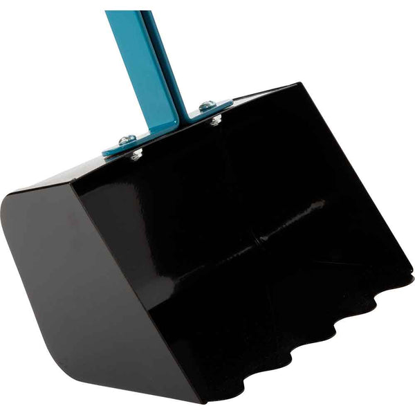 Nahaufnahme einer schwarzen Metallschaufel mit blauem Griffaufsatz und gezacktem Rand, von vorne und leicht seitlich betrachtet.