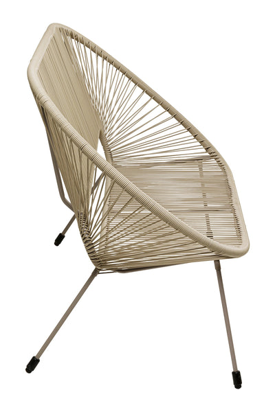 Ein moderne Bank  mit Metallgestell und Sitz und Rückenlehne aus geflochtener Kordel, dargestellt von der Seite vor weißem Hintergrund.