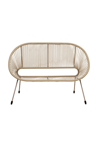 Ovale, beigefarbene Rattanbank mit offenem Geflecht und vier Metallbeinen, fotografiert vor einem weißen Hintergrund.
