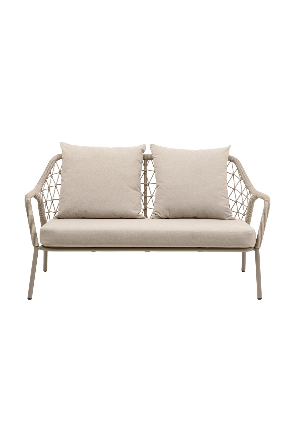 Ein beiges Zweisitzer-Sofa mit Metallgestell, geflochtener Rückenlehne und zwei großen, passenden Kissen, abgebildet vor einem schlichten weißen Hintergrund.