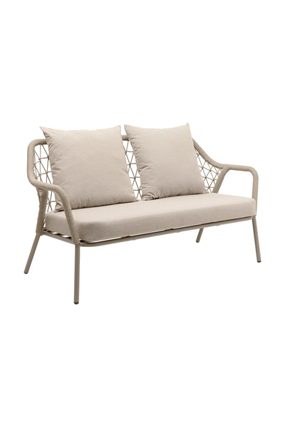 Ein beiges Outdoor-Sofa mit zwei Sitzkissen, zwei Rückenkissen und einem Metallrahmen mit geflochtenen Seildetails an den Seiten und der Rückenlehne.