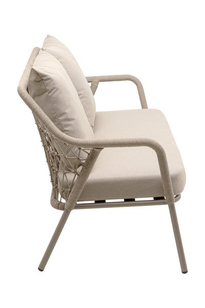Seitenansicht eines modernen beigen Sessels mit Metallgestell, Seilverzierungen an der Rückenlehne und zwei großen Sitzkissen.