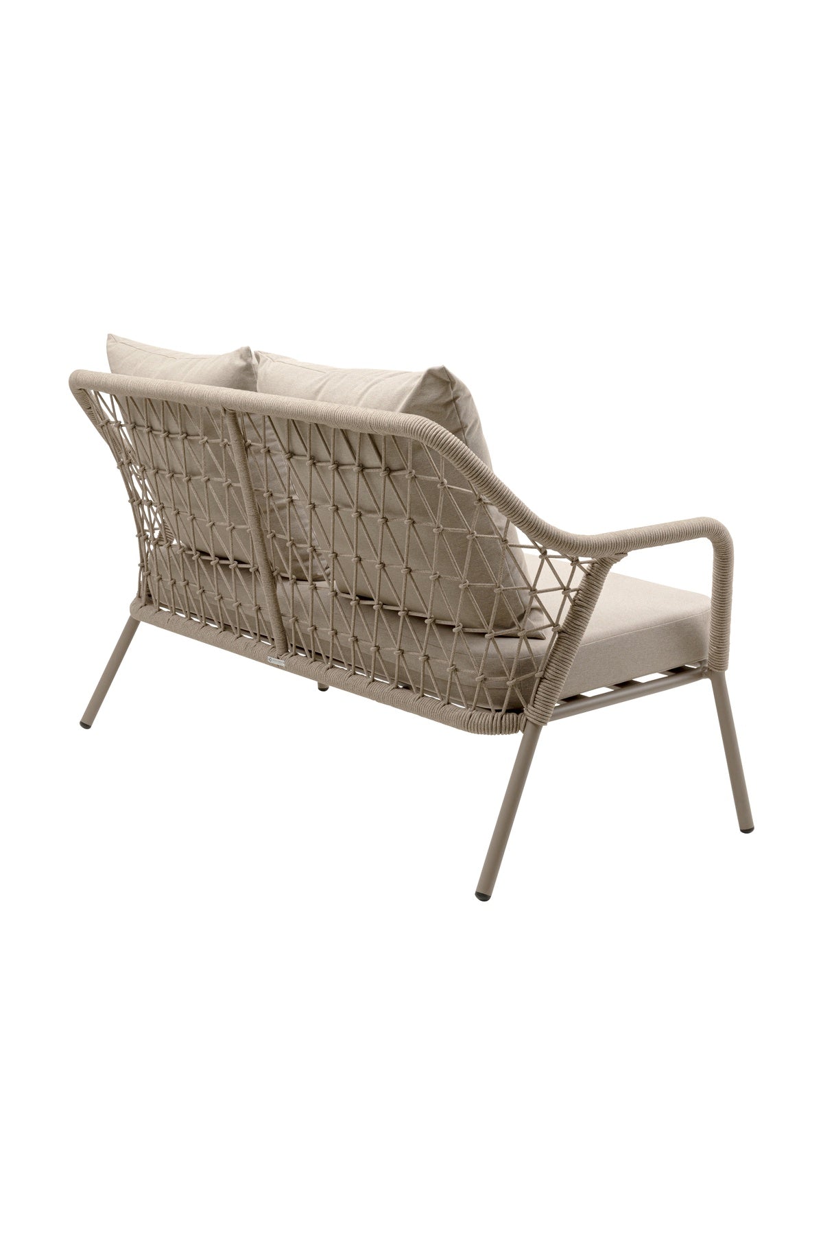 Hellbraunes Outdoor-Sofa mit geflochtener Gitterrückenlehne, abgewinkelten Metallbeinen und zwei Sitzkissen mit zwei großen Rückenkissen, von der Rückseite aus gesehen.