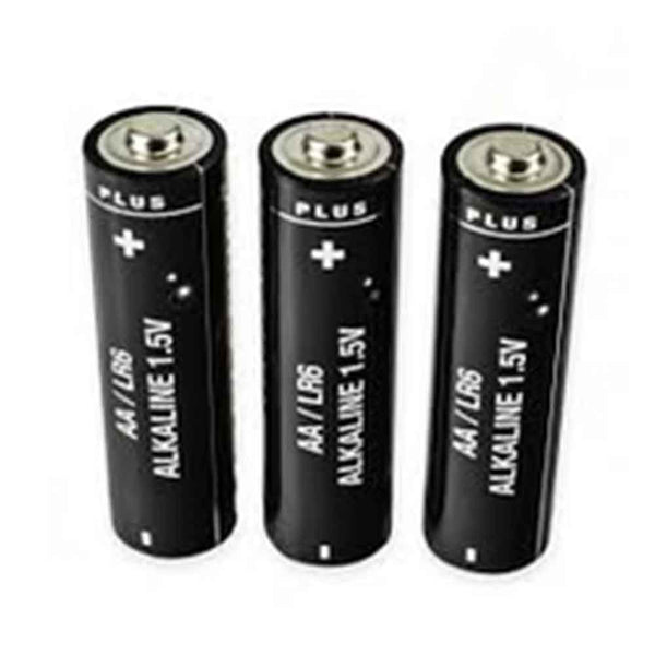 Drei schwarze AA 1,5V-Alkalibatterien stehen aufrecht nebeneinander auf weißem Hintergrund.