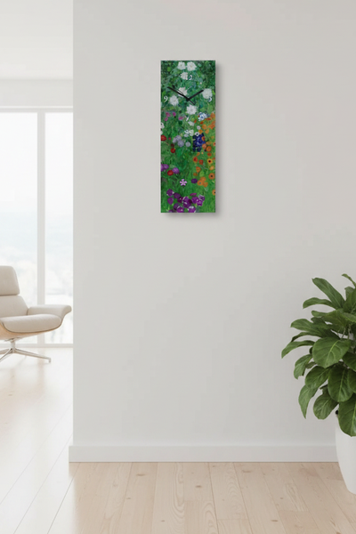 Rechteckige Wanduhr namens Gustav Klimt: Wanduhr „Bauerngarten“ mit farbenfrohem Blumengarten-Design und schwarzen Zeigern, platziert an einer weißen Wand in einem modernen Wohnraum. 