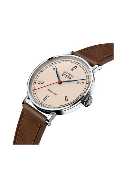 Eine Armbanduhr mit beigem Zifferblatt, schwarzen Ziffern, blauem Stunden- und rotem Sekundenzeiger, Edelstahlgehäuse und braunem Lederarmband.