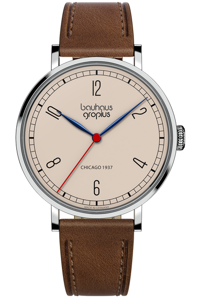 Armbanduhr mit beigem Zifferblatt, blauem Stunden- und Minutenzeiger, rotem Sekundenzeiger, schwarzen Ziffern, braunem Lederarmband und dem Schriftzug "bauhaus gropius" auf dem Zifferblatt.