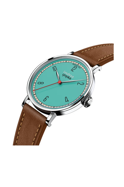 Eine Armbanduhr mit türkisfarbenem Zifferblatt, schwarzen Ziffern, silbernem Gehäuse und braunem Lederarmband ist schräg abgebildet.