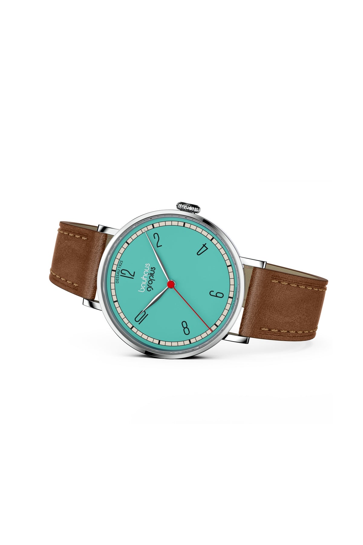 Eine Armbanduhr mit türkisfarbenem Zifferblatt, schwarzen Ziffern, rotem Sekundenzeiger, silbernem Gehäuse und braunem Lederband auf weißem Hintergrund.