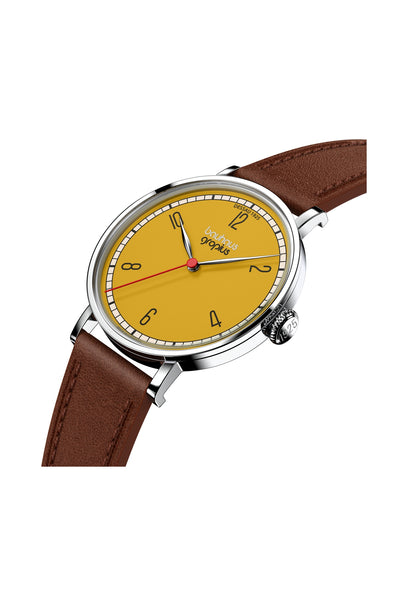 Eine Armbanduhr mit gelbem Zifferblatt, schwarzen Ziffern, rotem Sekundenzeiger, silbernem Gehäuse und braunem Lederarmband, schräg betrachtet.