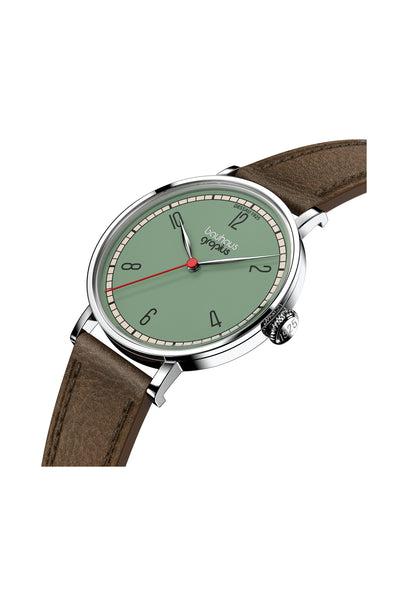 Schräg gestellte Armbanduhr mit grünem Zifferblatt, rotem Sekundenzeiger, schwarzen Ziffern und braunem Lederarmband.