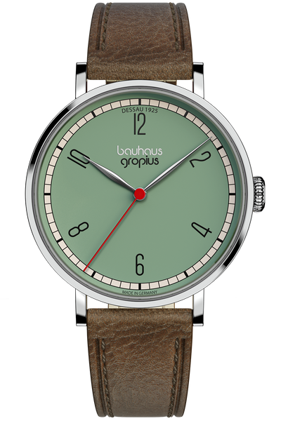 Eine Armbanduhr mit grünem Zifferblatt, schwarzen Ziffern, silbernem Gehäuse, braunem Lederband und drei Zeigern, die 10:10:38 anzeigen. Auf dem Zifferblatt steht bauhaus gropius Dessau 1925.