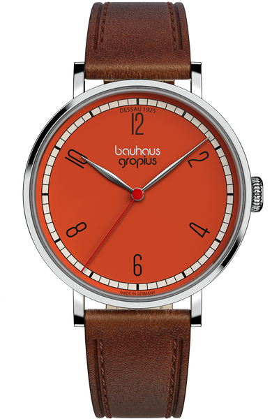 Eine Armbanduhr mit braunem Lederarmband, silbernem Gehäuse und orangefarbenem Zifferblatt mit schwarzen Ziffern und dem Schriftzug bauhaus gropius in der Mitte.