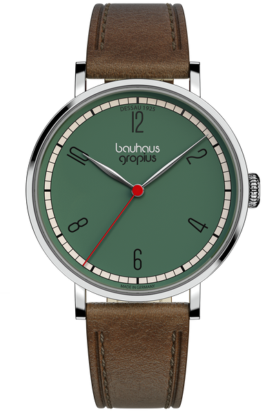 Eine Armbanduhr mit grünem Zifferblatt, schwarzen Ziffern, braunem Lederarmband, rotem Sekundenzeiger und dem Schriftzug "bauhaus gropius" auf dem Zifferblatt.