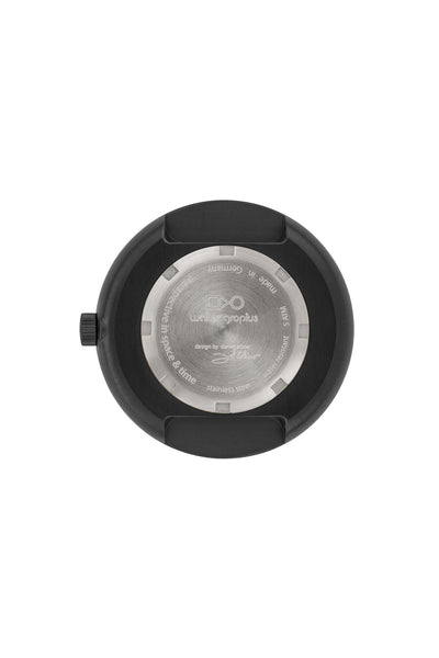 Die Abbildung zeigt die Rückseite einer Lido-Uhr mit einem Edelstahlgehäuse, in das das Markenzeichen, Designinformationen und Angaben zur Wasserdichtigkeit eingraviert sind.