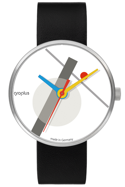 Eine moderne Armbanduhr mit schwarzem Lederarmband, abstrakten geometrischen Formen auf einem weißen Zifferblatt und bunten Stunden-, Minuten- und Sekundenzeigern.