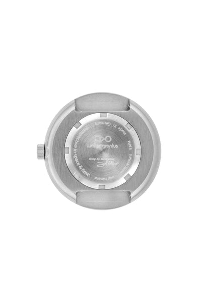 Rückansicht eines Armbanduhrgehäuses aus Edelstahl mit eingraviertem Markenzeichen, Designdetails und Text aus Edelstahl auf weißem Hintergrund.