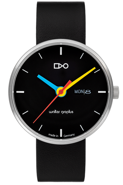 Eine Armbanduhr mit schwarzem Zifferblatt, mehrfarbigen Zeigern, silbernem Gehäuse, schwarzem Lederarmband und einer Datumsanzeige mit MON | 8.