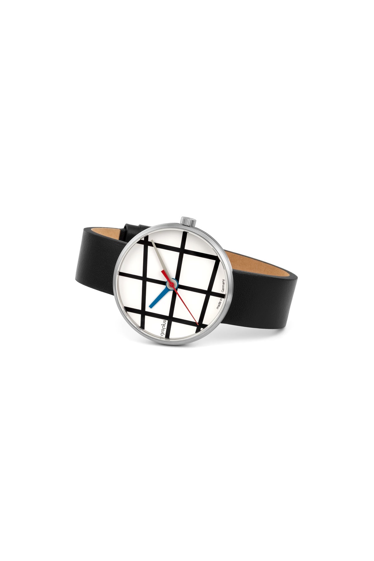 Eine Armbanduhr mit schwarzem Lederarmband und weißem Zifferblatt mit sich kreuzenden schwarzen Linien, blauem Stundenzeiger, rotem Minutenzeiger und schwarzem Sekundenzeiger.