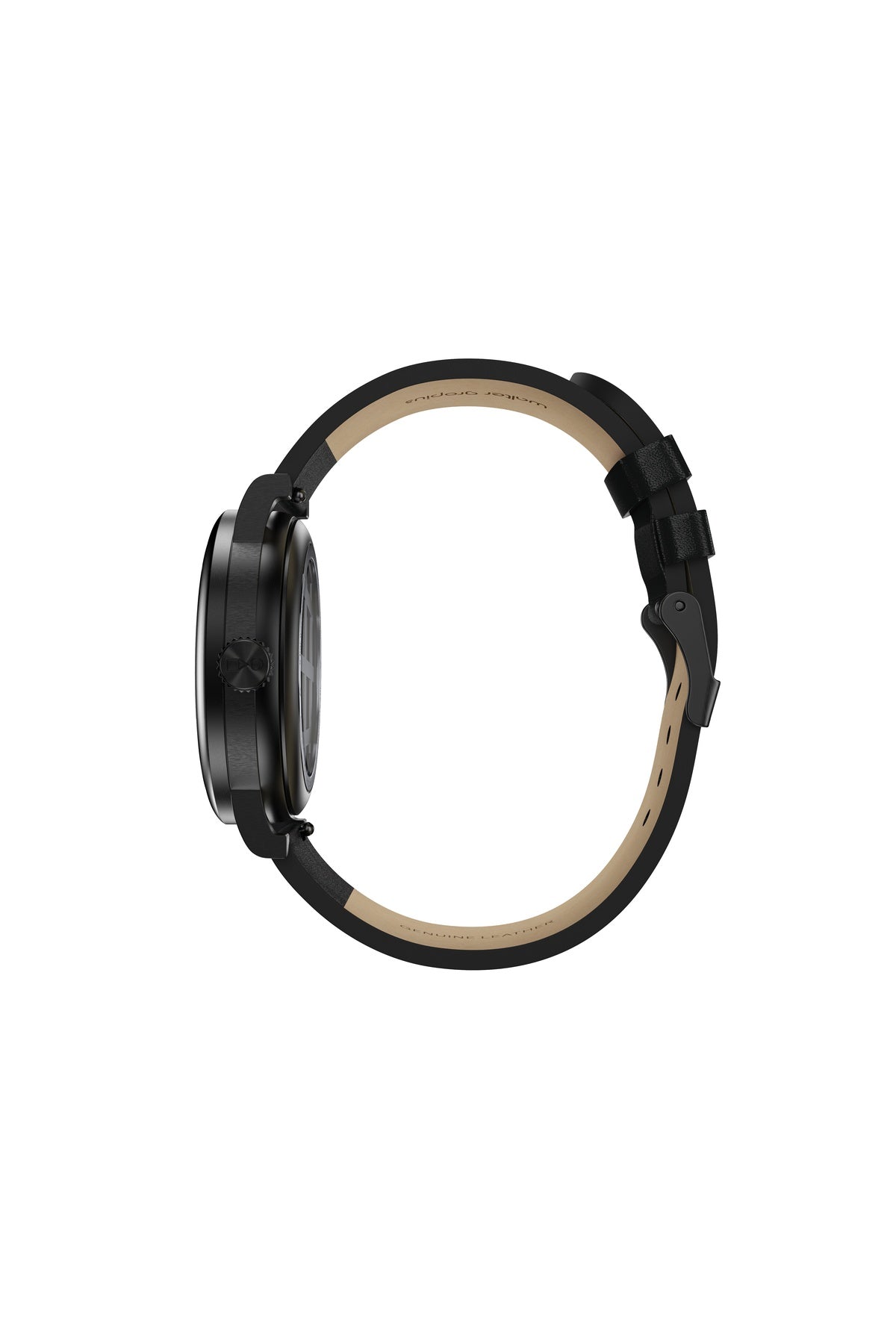 Seitenansicht einer schwarzen Armbanduhr mit rundem Zifferblatt, schwarzer Lünette und schwarzem Schnallenarmband vor einem schlichten weißen Hintergrund.