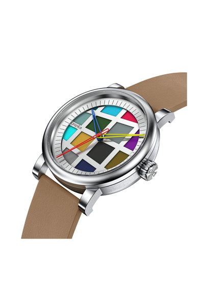 Eine Armbanduhr mit silbernem Gehäuse, hellbraunem Lederarmband und einem mehrfarbigen geometrischen Muster auf dem Zifferblatt.