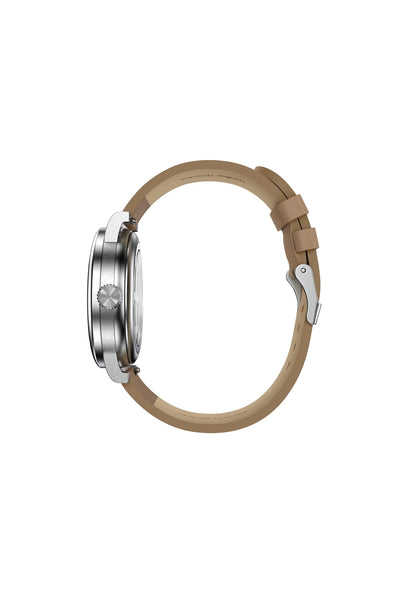 Seitenansicht einer Armbanduhr mit rundem, silbernem Gehäuse und hellbraunem Silikonarmband vor einem schlichten weißen Hintergrund.