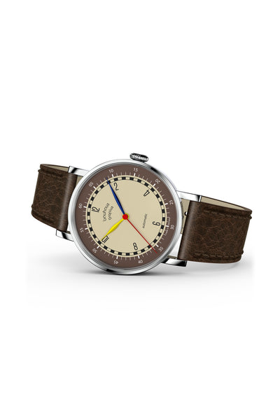 Eine Armbanduhr mit beigem und braunem Zifferblatt, blauem Sekundenzeiger, braunem Lederarmband und silbernem Gehäuse, dargestellt vor einem weißen Hintergrund.