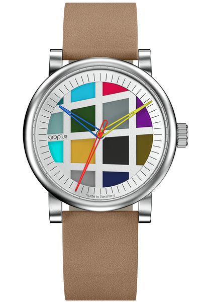 Armbanduhr mit hellbraunem Lederarmband, silbernem Gehäuse und einem mehrfarbigen geometrischen Gittermuster auf dem Zifferblatt. Die Uhrzeiger sind rot, gelb und blau.