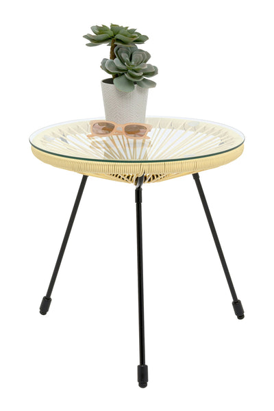Ein kleiner runder Tisch mit einer Glasplatte, schwarzen Beinen, einer Sonnenbrille und einer getopften Sukkulentenpflanze darauf, isoliert auf weißem Hintergrund.