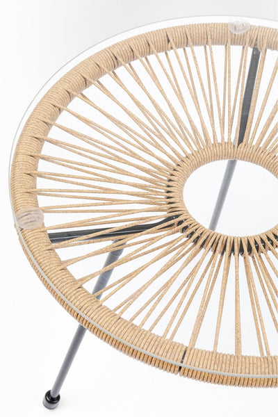 Runder Glastisch mit geflochtenem Seil und schwarzen Metallbeinen, von oben vor einem weißen Hintergrund fotografiert.