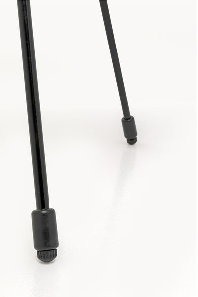 Zwei schwarze Stuhl- oder Tischbeine aus Metall mit Gummikappen, die auf einer glatten weißen Oberfläche stehen.