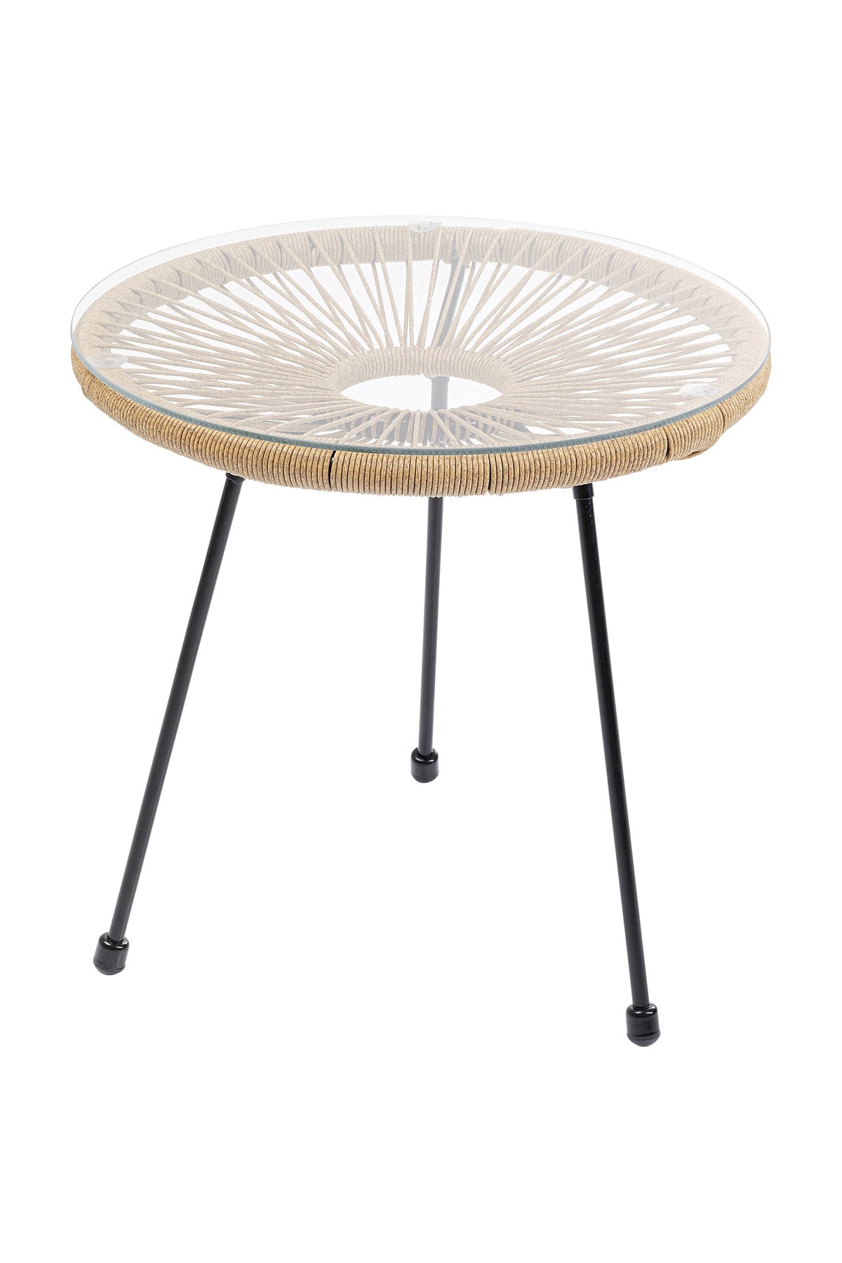 Runder Glastisch mit geflochtener Rattankante und drei schwarzen Metallbeinen, abgebildet auf weißem Hintergrund.
