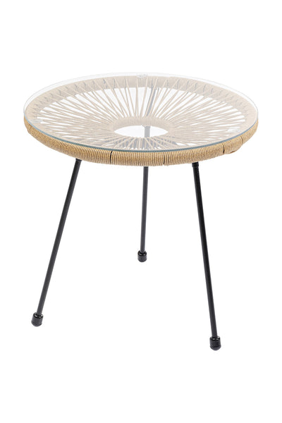 Runder Glastisch mit geflochtener Rattankante und drei schwarzen Metallbeinen, abgebildet auf weißem Hintergrund.