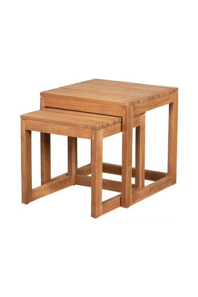 Zwei hölzerne Nisttische mit Lattenplatten, ein kleinerer Tisch teilweise unter einem größeren versteckt, vor einem schlichten weißen Hintergrund.