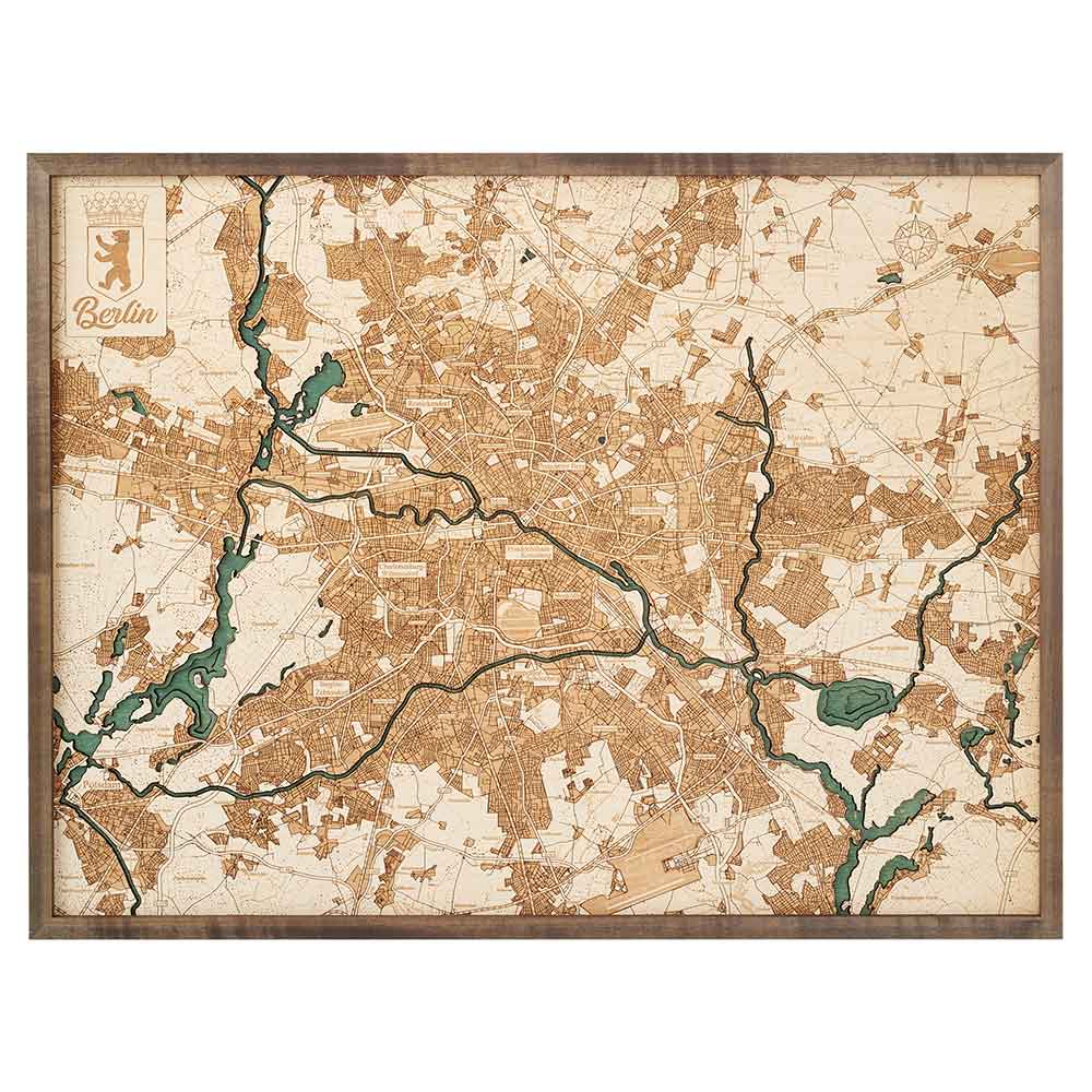 Gerahmte Karte von Berlin im Vintage-Stil mit Straßen, Wasserwegen und Grünflächen in Braun- und Grüntönen auf beigem Hintergrund, mit einem Berliner Wappen in der oberen linken Ecke.
