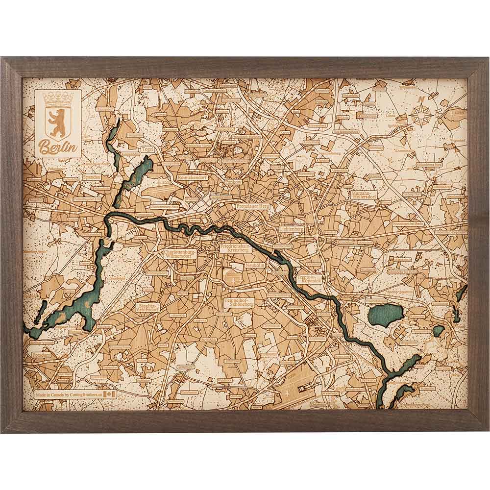 Eine gerahmte, detailreiche Holzkarte von Berlin mit Straßen, Gewässern und topografischen Merkmalen in brauner und beiger Farbgebung.