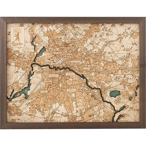 Eine gerahmte, detailreiche Holzkarte von Berlin mit Straßen, Gewässern und topografischen Merkmalen in brauner und beiger Farbgebung.