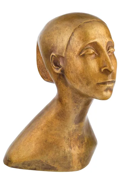 Bronzefarbene, skulptierte Büste einer menschlichen Figur mit langem Hals und stilisierten, langgezogenen Gesichtszügen, die leicht nach rechts blickt.