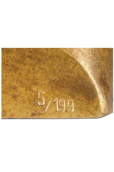 Nahaufnahme einer Messing- oder Bronzeoberfläche mit der eingravierten Nummer 5/199.