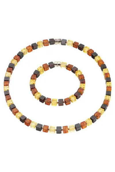 Ein Set aus Halskette und Armband aus abwechselnd quadratischen Perlen in Bernstein, Gelb und Dunkelbraun, die in kreisförmigen Mustern angeordnet sind.