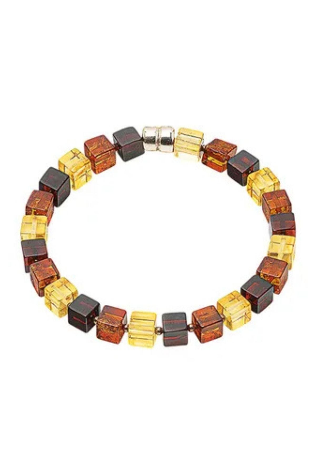 Ein Perlenarmband mit abwechselnd quadratischen bernsteinfarbenen und gelben Perlen und einem Metallverschluss.
