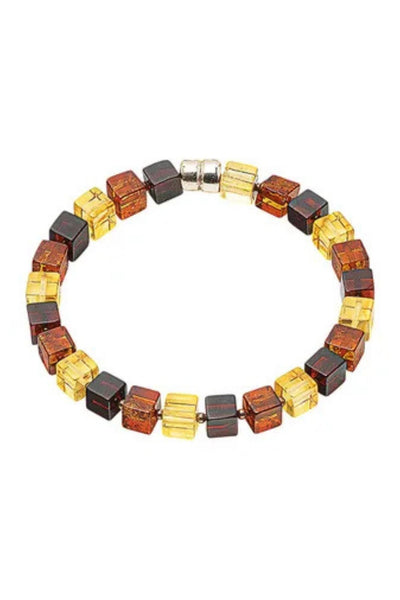 Ein Perlenarmband mit abwechselnd quadratischen bernsteinfarbenen und gelben Perlen und einem Metallverschluss.
