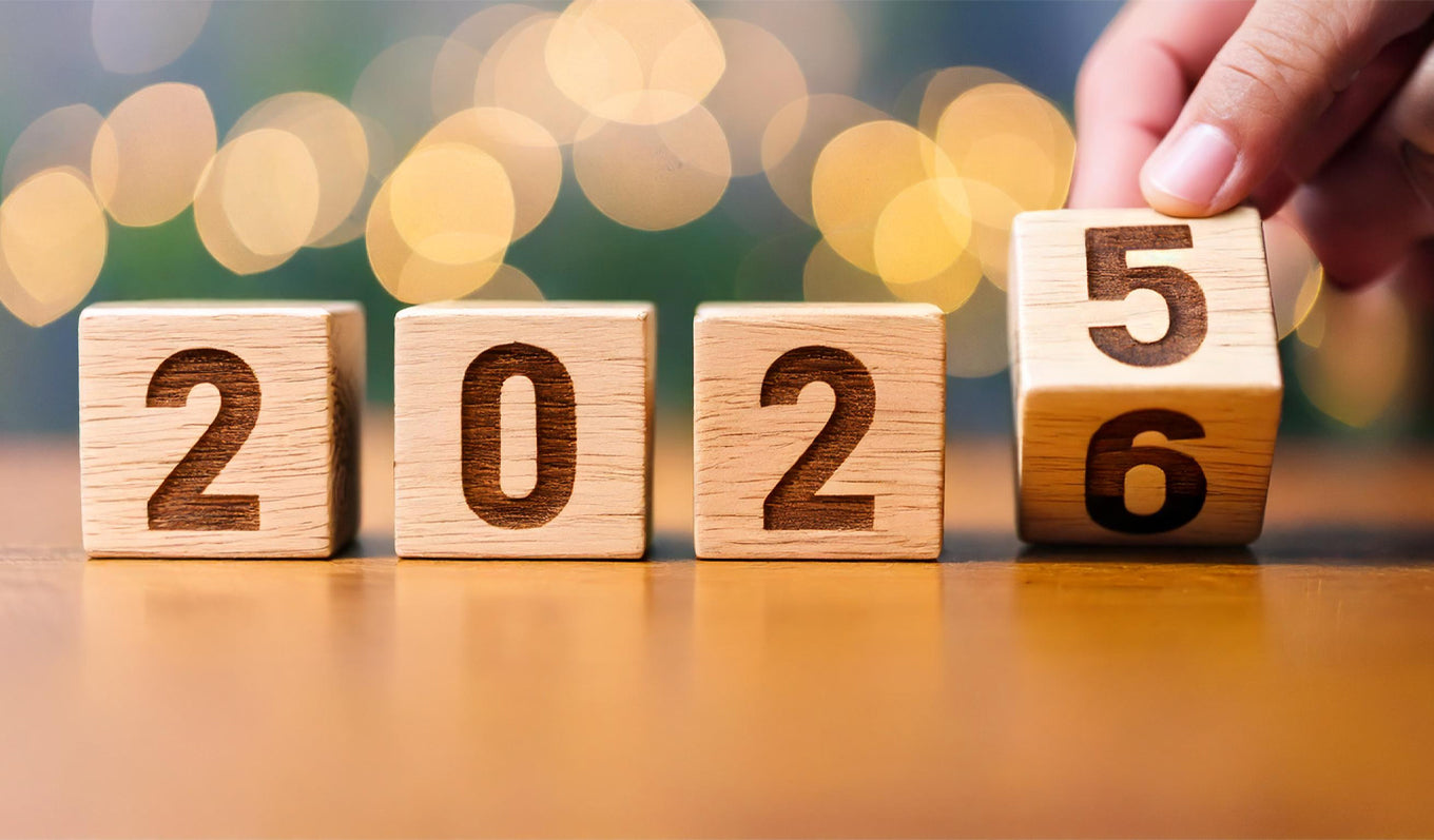 Highlights des Jahres. Holzwürfel mit Ziffern 2025. der rechte Würfel wird umgedreht und von 5 auf 6 gedreht.