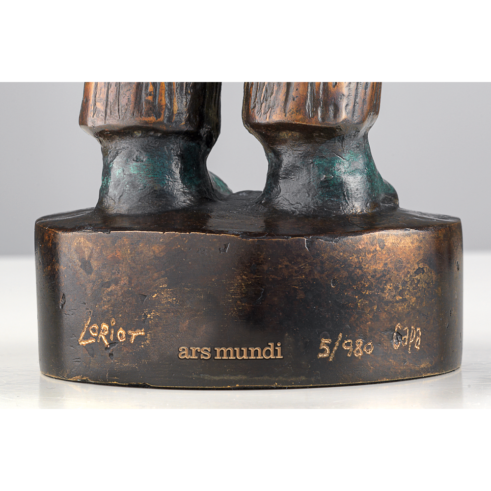 Nahaufnahme des Sockels von „Loriot: Skulptur ‚Der Blumenkavalier – Jubiläums-Edition‘, Bronze“ mit eingraviertem Text: Loriot, ars mundi, 5/980, und Göp.