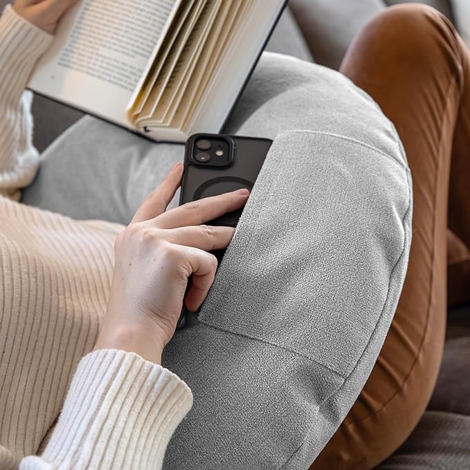 Entspannen Sie sich mit dem Lesekissen Classic mit Tasche - Grau: Lehnen Sie sich mit einem Buch zurück, während Ihr Smartphone bequem in die praktische Tasche passt – Premium-Komfort, Made in Germany.