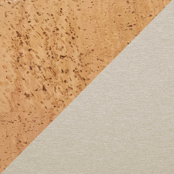 Eine diagonale Teilung der Korktextur auf der linken Seite und der hellbeigen Stofftextur auf der rechten Seite.