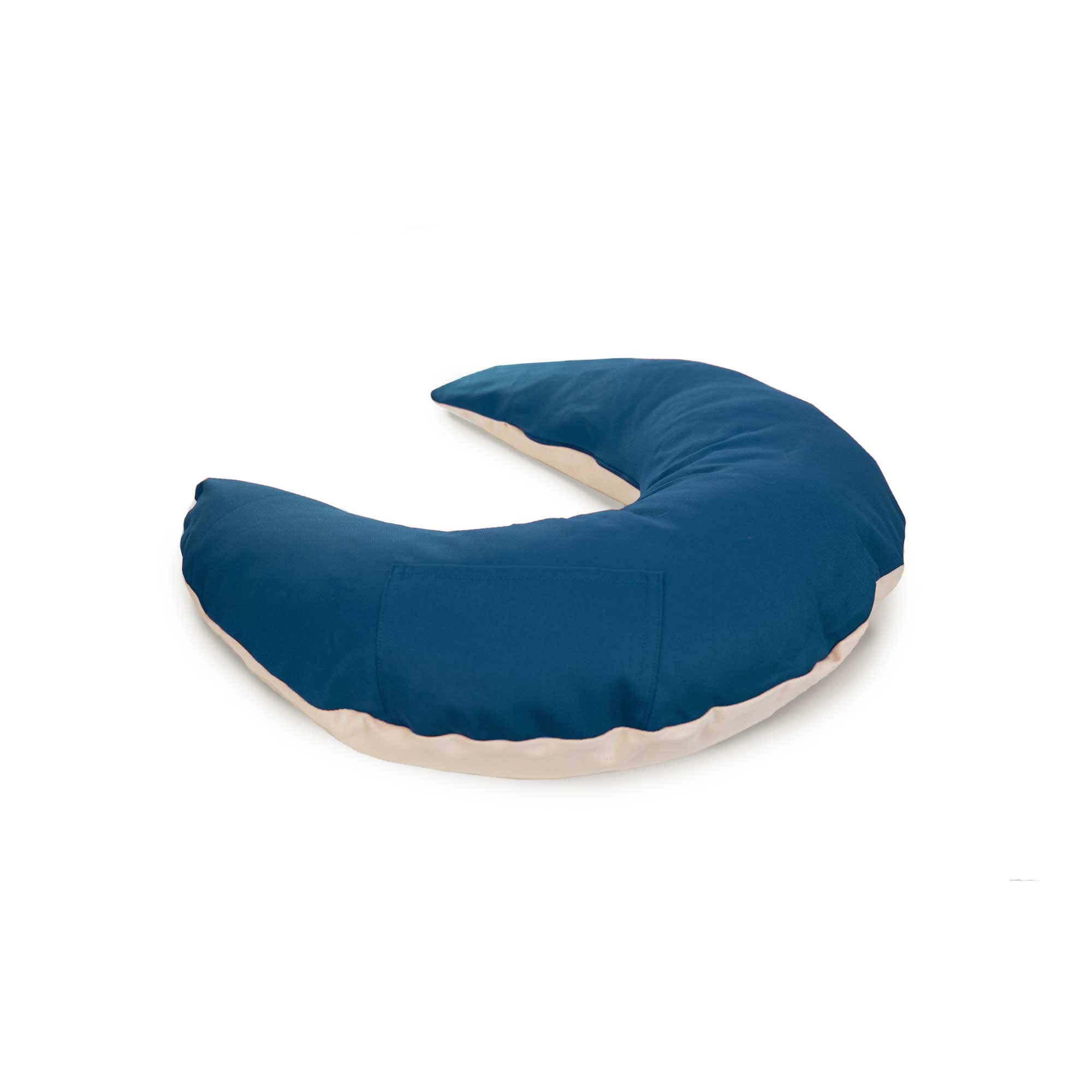 Ein blaues, sichelförmiges Kissen mit einer hellen Unterseite auf weißem Hintergrund.