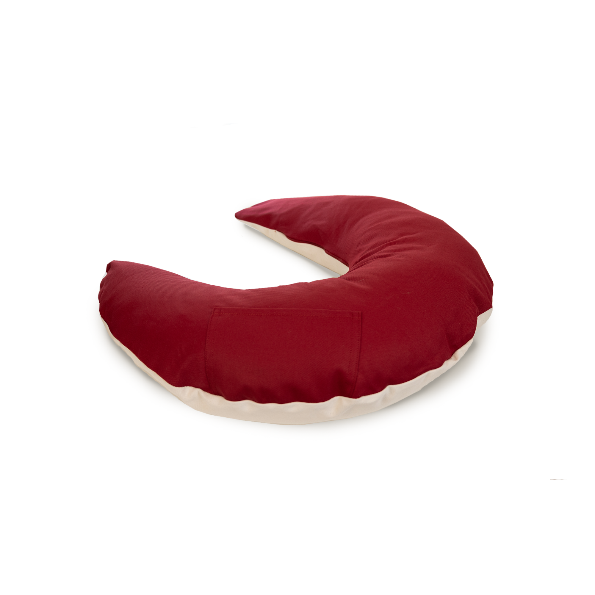 Ein rotes, halbmondförmiges Kissen mit weißem Boden auf weißem Hintergrund.