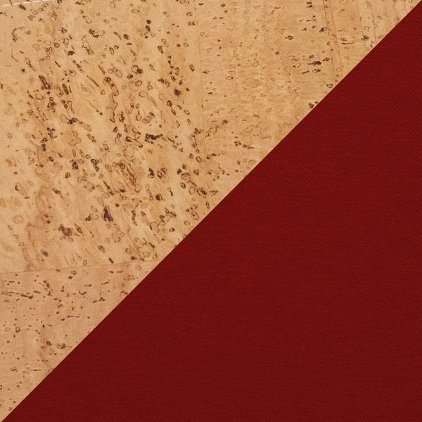 Diagonal geteiltes Bild: links oben eine helle Korkstruktur, rechts unten einfarbiger tiefroter Stoff.