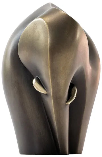 Abstrakte Bronzeskulptur in Form eines stilisierten Elefantenkopfes mit markanten Stoßzähnen.